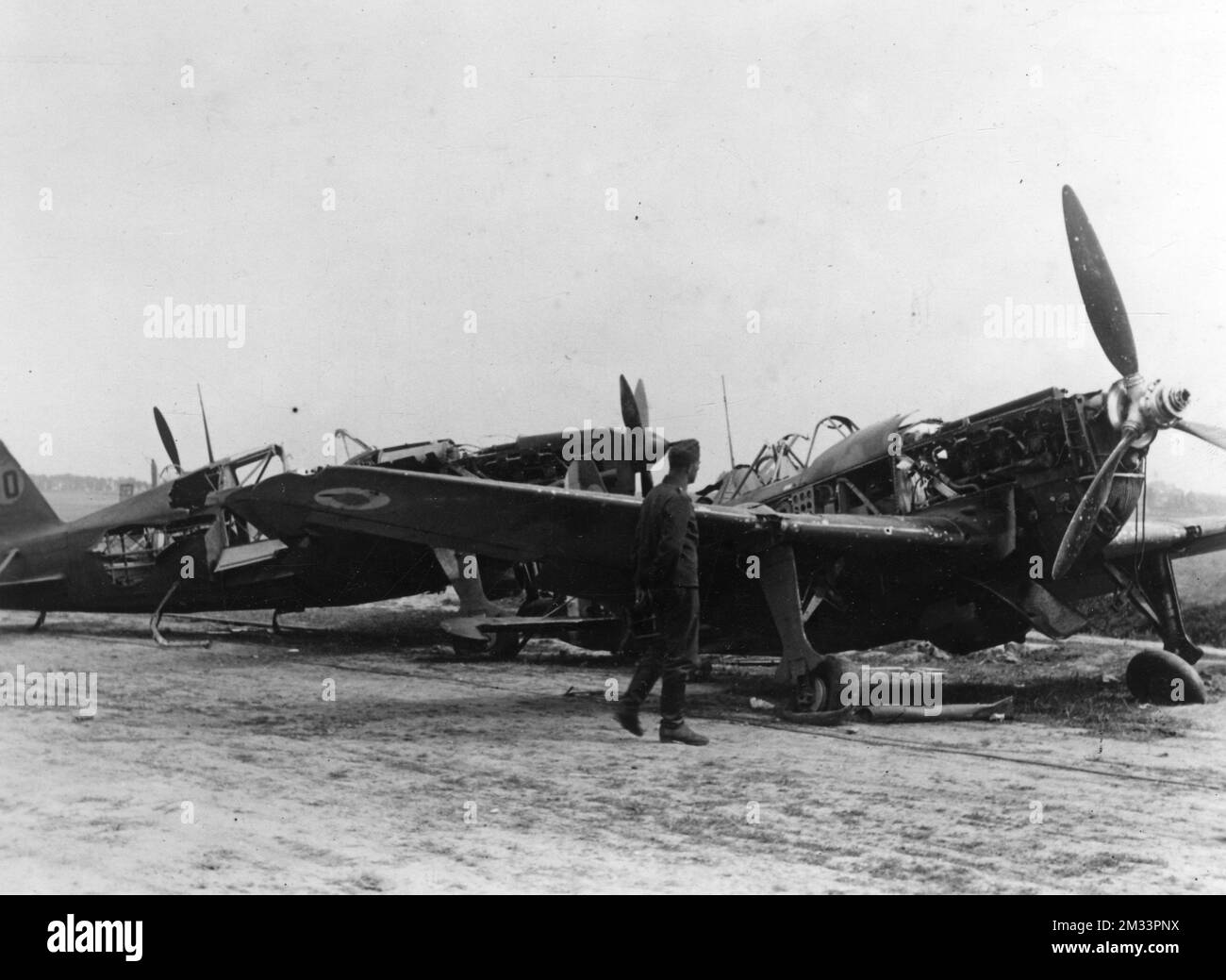 Seconda Guerra Mondiale - Soldati tedeschi della Wehrmacht guardano i rottami di un aereo da caccia francese abbattuto (2) Banque D'Images