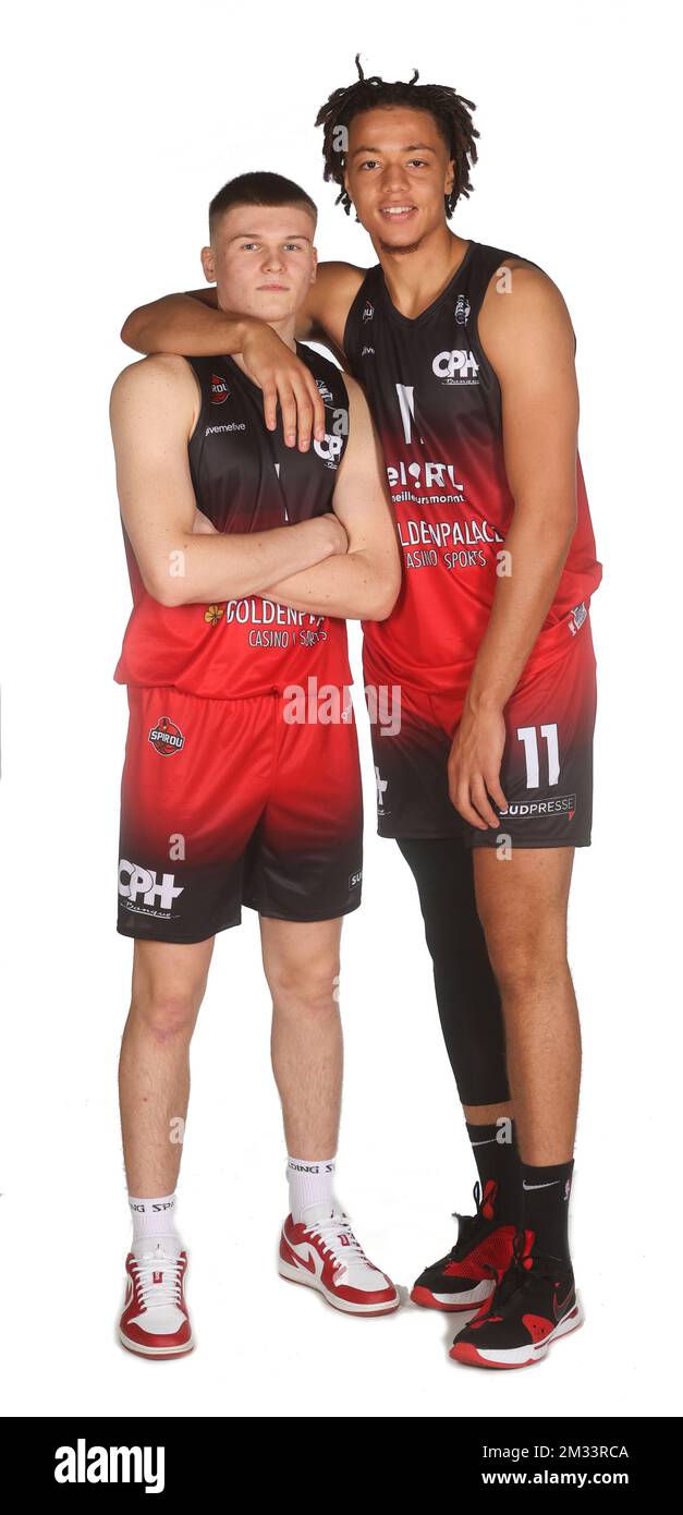 Hugo Mattioli de Spirou et Moussa Noterman de Spirou posent à un photoshop de l'équipe belge de basket-ball Spirou Charleroi, en prévision du concours de la Ligue EuroMillions 2020-2021, le mardi 20 octobre 2020 à Charleroi. BELGA PHOTO VIRGINIE LEFOUR Banque D'Images