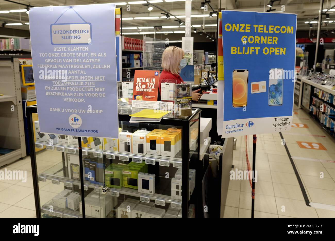 L'illustration montre des parties fermées de, le Carrefour hypermarkt à Korbeek-Lo, mardi 03 novembre 2020. La Belgique est dans un second verrouillage, les hospitalisations de patients COVID-19 atteignant des sommets records. Les magasins vendant des articles non essentiels sont fermés jusqu'au 13 décembre. Le gouvernement a décidé de n'autoriser que les magasins « essentiels » à rester ouverts. Il est également interdit aux supermarchés de vendre certains produits, afin d'éviter une concurrence déloyale avec les commerces spécialisés fermés. BELGA PHOTO ERIC LALMAND Banque D'Images