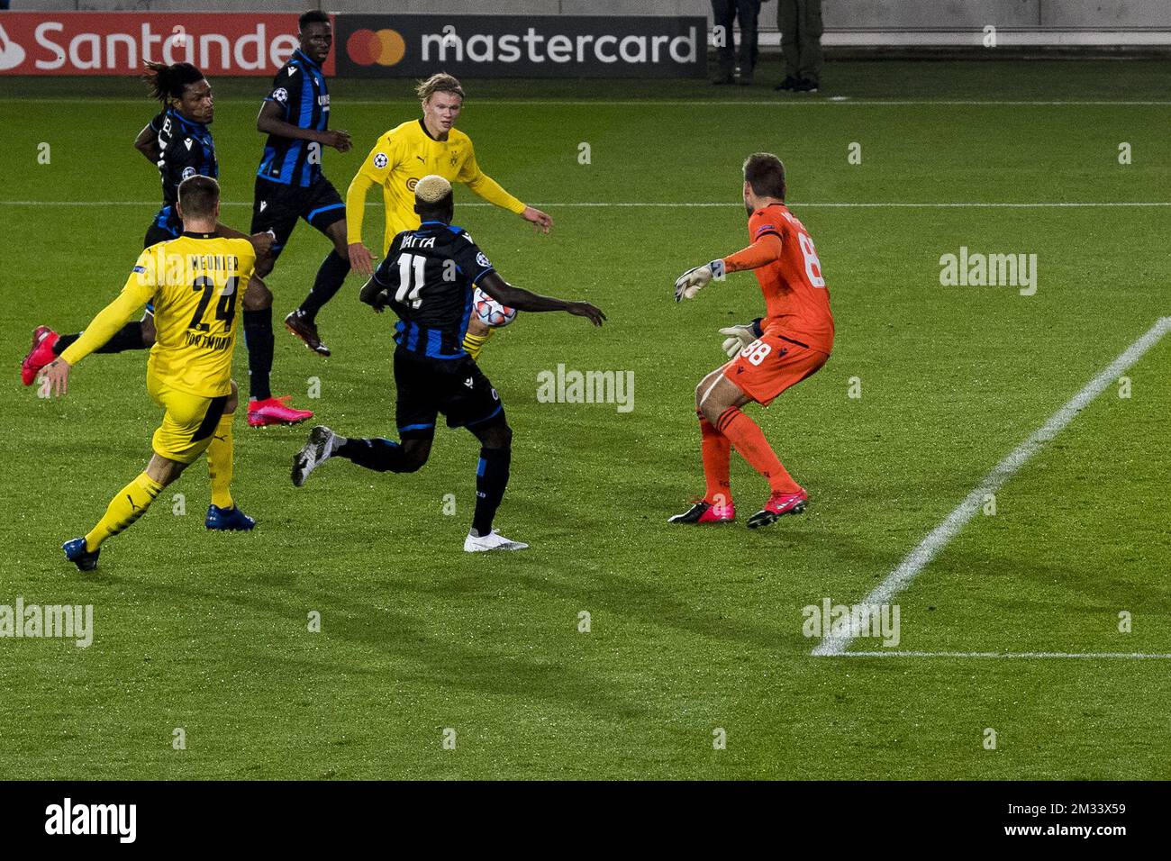 Thomas Meunier de Dortmund, Erling Braut Haaland de Dortmund, Krepin Diatta du club et Simon Mignolet, gardien de but du club, se battent pour le ballon lors d'un match de football entre le Club belge Brugge KV et le Ballspielverein Borussia 09 e.V. allemand Dortmund, mercredi 04 novembre 2020 à Brugge, troisième partie de groupe de la Ligue des champions de l'UEFA, dans le groupe F. BELGA PHOTO JASPER JACOBS Banque D'Images