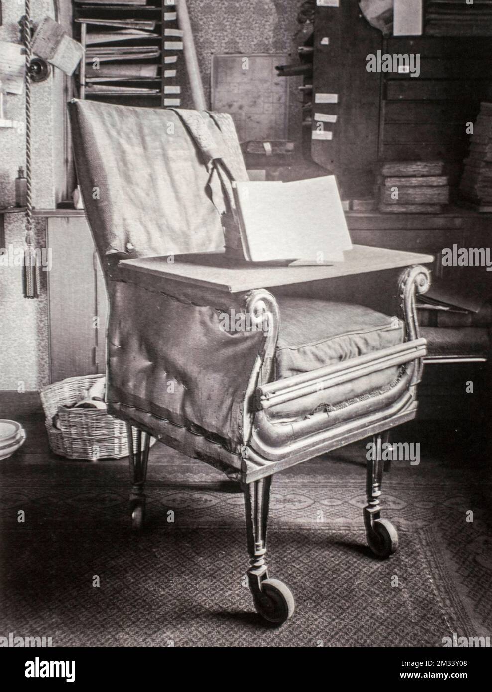 Première chaise de bureau moderne improvisée par le naturaliste Charles Darwin, équipée de roues / roulettes pour qu'il puisse rapidement se rendre à ses spécimens dans son étude Banque D'Images
