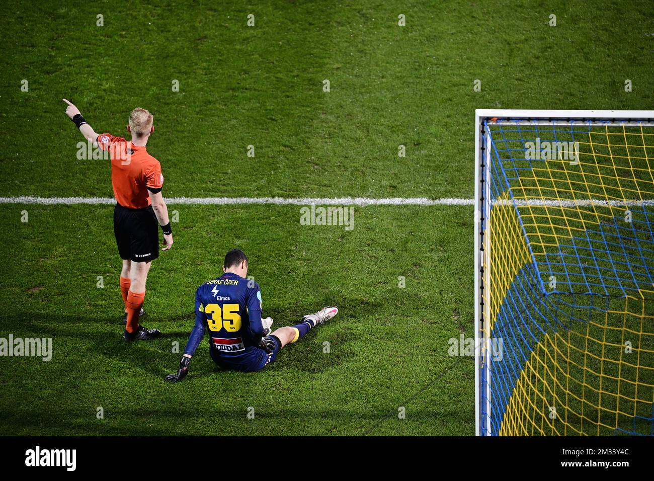 L'arbitre Jordy Vermeire et le gardien de but de Westerlo Berke Ozer photographiés lors d'un match de football entre KVC Westerlo et RWDM, lundi 09 novembre 2020 à Westerlo, à partir du jour 6 de la 'Proximus League' 1B deuxième division du championnat de football belge. Le match a été reporté parce que plusieurs joueurs de Westerlo ont été testés positifs début octobre, quand le match a été prévu pour la première fois. BELGA PHOTO YORICK JANSENS Banque D'Images