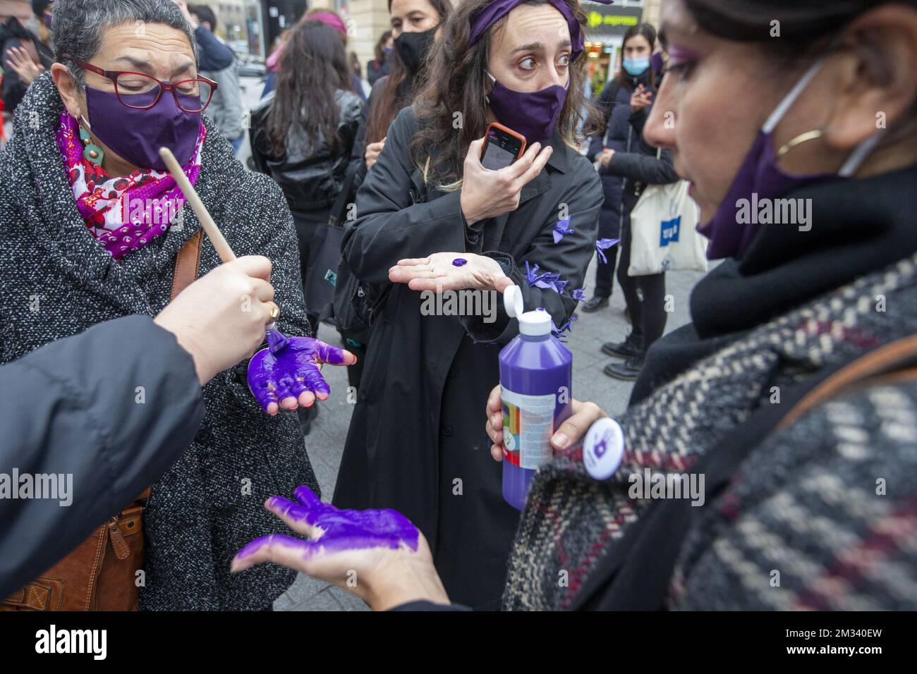 L'illustration montre une action de sensibilisation organisée par Mirabal contre la violence à l'égard des femmes, dimanche 22 novembre 2020 à Bruxelles. BELGA PHOTO NICOLAS MATERLINCK Banque D'Images