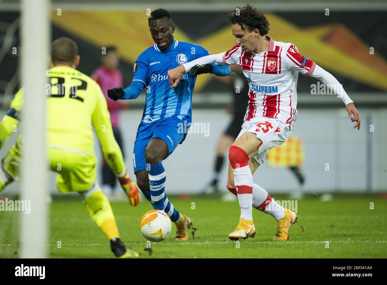 Le gardien de but de Belgrade, Milan Borjan, Anderson Niangbo de Gand et Strahinja Erakovic de Belgrade se battent pour le ballon lors d'un match de football entre le club belge KAA Gent et l'équipe serbe Crvena Zvezda (Red Star Belgrade), jeudi 26 novembre 2020 à Gand, le quatrième jour de la phase de groupe (groupe L) Du concours de l'UEFA Europa League. BELGA PHOTO JASPER JACOBS Banque D'Images