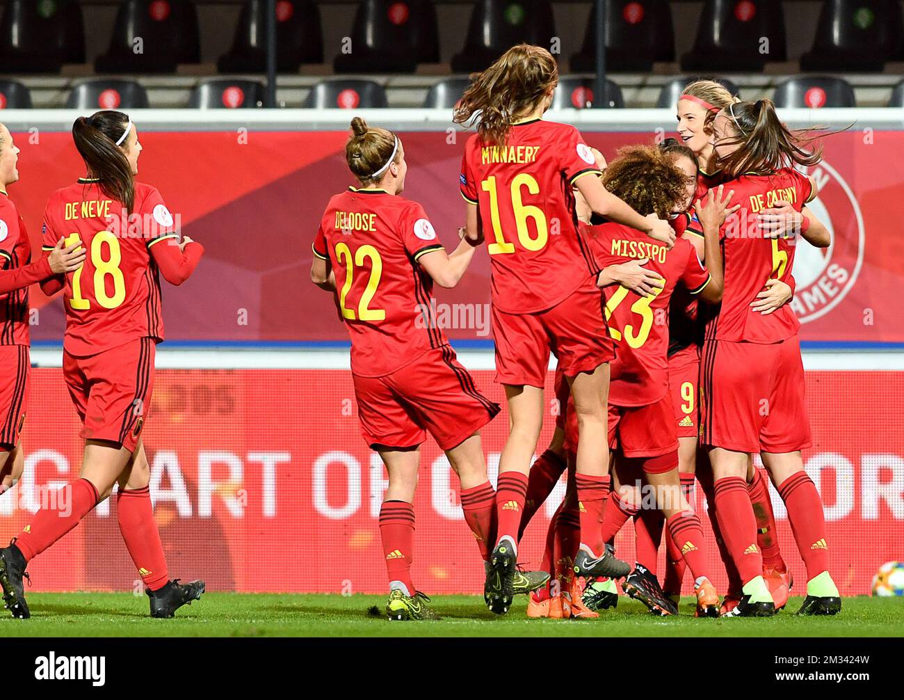 Les joueurs belges célèbrent après avoir marqué un match de football entre les flammes rouges belges et la Suisse, le mardi 01 décembre 2020 à Heverlee, le dernier match de qualification pour les Championnats d'Europe Euro 2021 pour femmes. BELGA PHOTO DAVID CATRY Banque D'Images