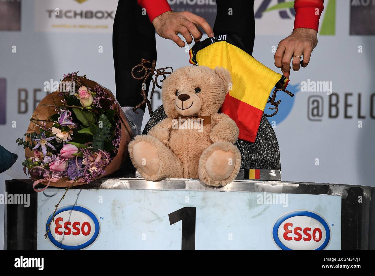 Belge Wout Van Aert , vainqueur de la médaille d'or fête sur le podium après avoir remporté la course d'élite masculine du cyclocross des championnats nationaux belges, dimanche 10 janvier 2021 à Meulebeke. BELGA PHOTO DAVID STOCKMAN Banque D'Images