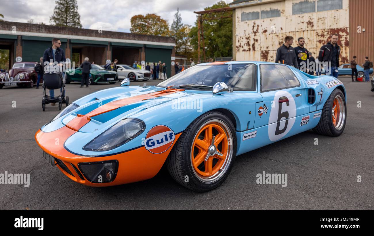 Tornado Sports Cars - GT40 réplique 'FJ71 DVA' exposée au Scramble d'octobre qui s'est tenu au Bicester Heritage Centre le 9th octobre 2022. Banque D'Images