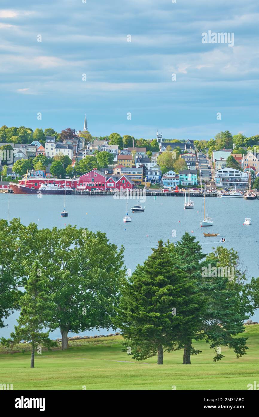 La ville de Lunenburg, en Nouvelle-Écosse, est un site du patrimoine de l'UNESCO. Il est en bord de mer avec de nombreux bâtiments colorés est populaire auprès des touristes tout au long du summ Banque D'Images