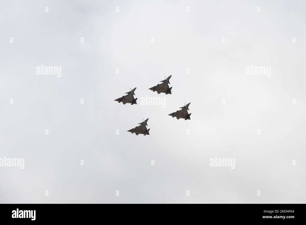 Gros plan sur un vol de quatre avions de combat à jet Kfir en formation « diamonde » avec ciel nuageux et gris à l'arrière-plan Banque D'Images Gros plan sur un vol de quatre avions de combat à jet Kfir en formation « diamonde » avec ciel nuageux et gris à l'arrière-plan Banque D'Images