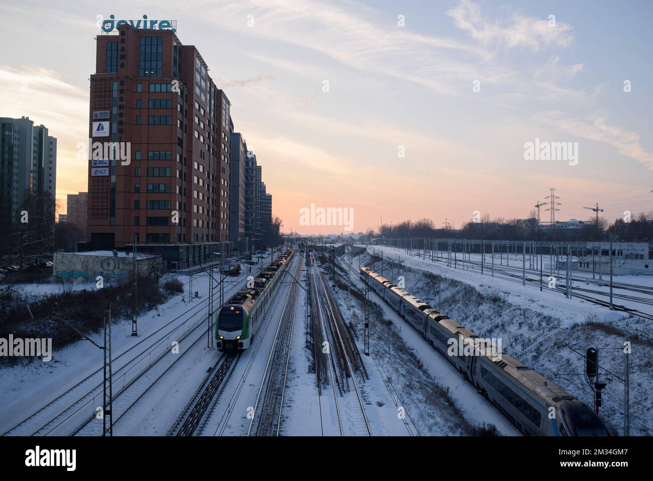 Varsovie, Varsovie, Pologne. 14th décembre 2022. Des trains sont photographiés sur 14 décembre 2022 à Varsovie, en Pologne. Les chemins de fer polonais (PKP) ont signé un accord avec le Centre pour les projets de transport de l'Union européenne (CEUTP) et recevront 1,3 milliards de zlotys polonais de cofinancement pour la modernisation de la partie centrale de l'artère principale de la ligne ferroviaire qui traverse Varsovie. La modernisation s'inscrit dans le cadre du projet européen TEN-T (Credit image: © Aleksander Kalka/ZUMA Press Wire) Banque D'Images