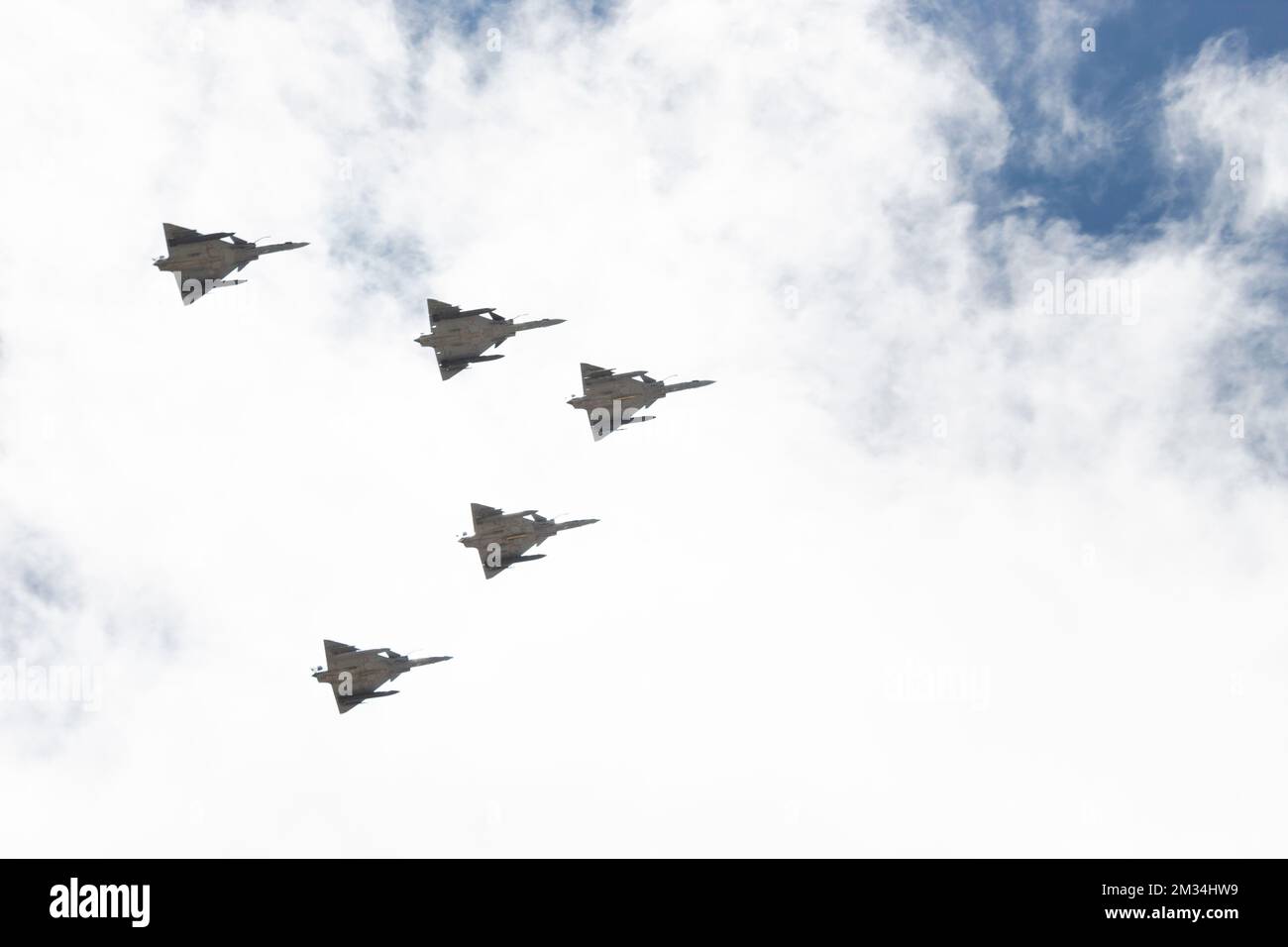 Gros plan sur un vol de cinq avions de combat à jet Kfir en formation 'V' avec ciel nuageux et bleu à l'arrière-plan Banque D'Images Gros plan sur un vol de cinq avions de combat à jet Kfir en formation 'V' avec ciel nuageux et bleu à l'arrière-plan Banque D'Images