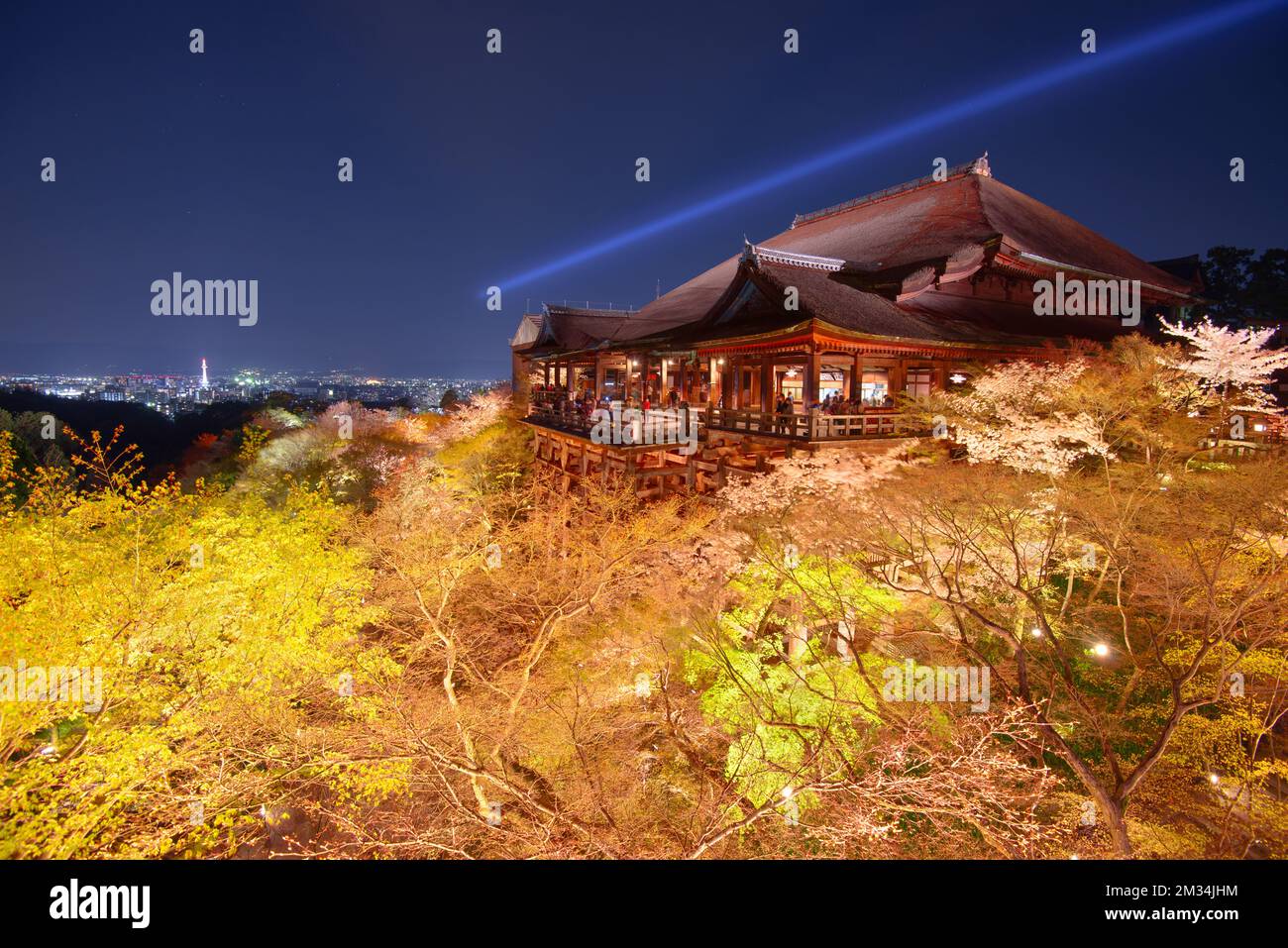 Kyoto, Japon au temple de Kiyomizudera pendant la saison de printemps la nuit. Banque D'Images