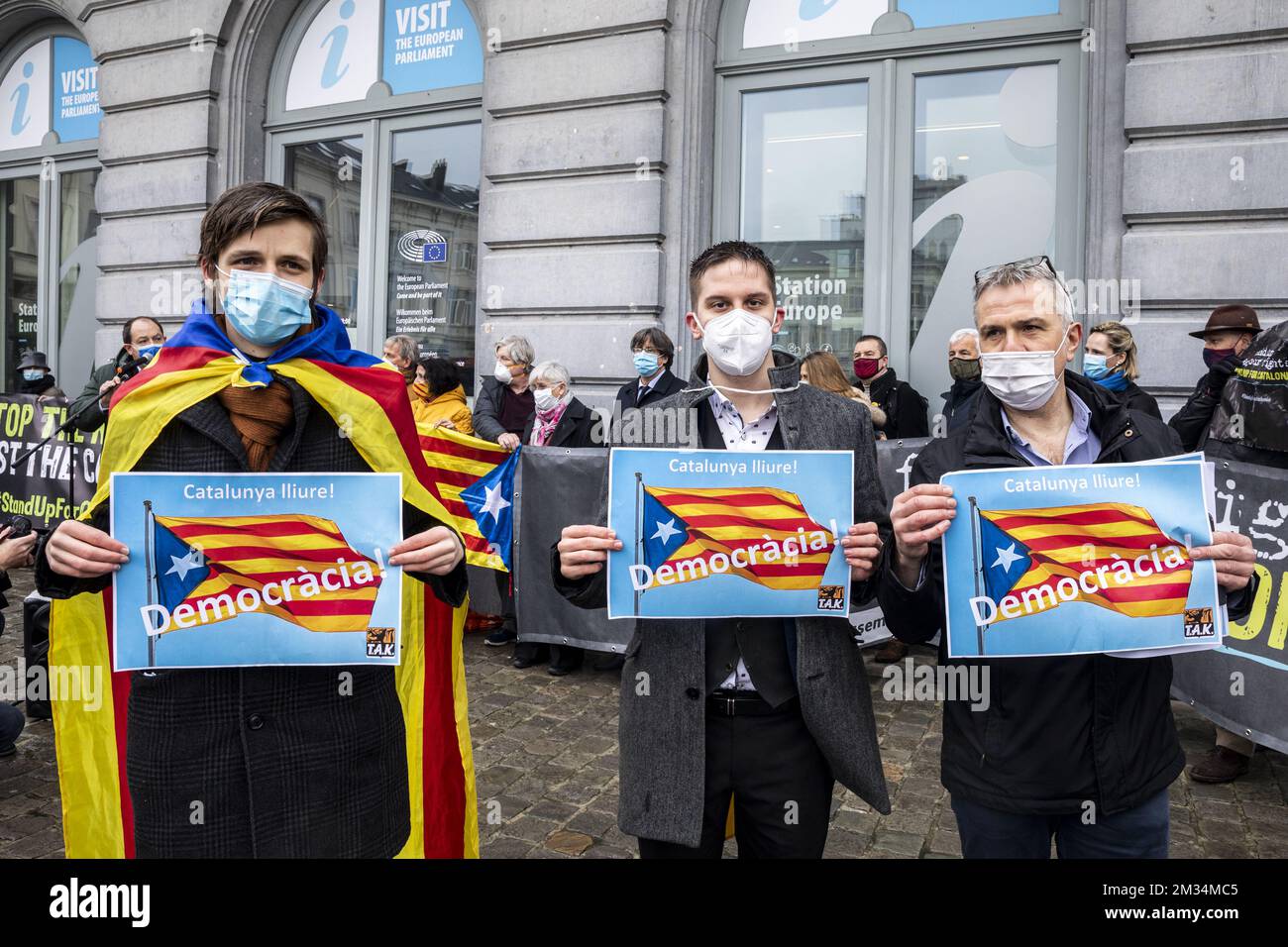 L'illustration montre une manifestation catalane devant le Parlement européen, à Bruxelles, le mardi 09 mars 2021. Le Parlement a décidé de lever l'immunité du leader catalan Puigdemont et des séparatistes Comin et Ponsati BELGA PHOTO HATIM KAGHAT Banque D'Images