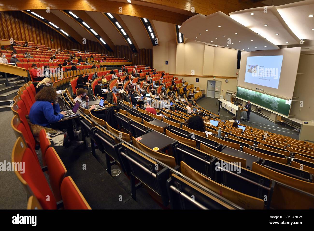 Étudiants photographiés sur le campus d'UCLouvain, à Louvain-la-Neuve, le lundi 15 mars 2021. Alors que l'enseignement supérieur se tourne vers le code orange dans la crise actuelle du coronavirus, 20 pour cent des étudiants peuvent suivre de nouveau des cours en face à face dans les universités. BELGA PHOTO ERIC LALMAND Banque D'Images