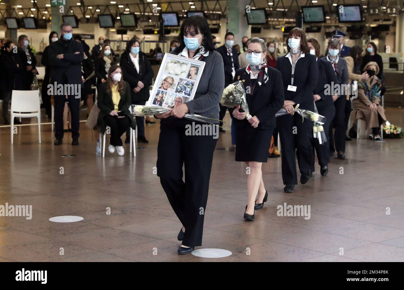 Les travailleurs de l'aéroport rendent hommage aux victimes lors d'une cérémonie à l'aéroport de Bruxelles à Zaventem pour commémorer les attentats terroristes de 2016 à Bruxelles, le lundi 22 mars 2021. Sur 22 mars 2016, 32 personnes ont été tuées et 324 ont été blessées lors d'attentats suicide à l'aéroport de Bruxelles et dans le métro de Bruxelles, qui ont été revendiqués par l'ISIL. BELGA PHOTO POOL STEPHANIE LECOCQ Banque D'Images