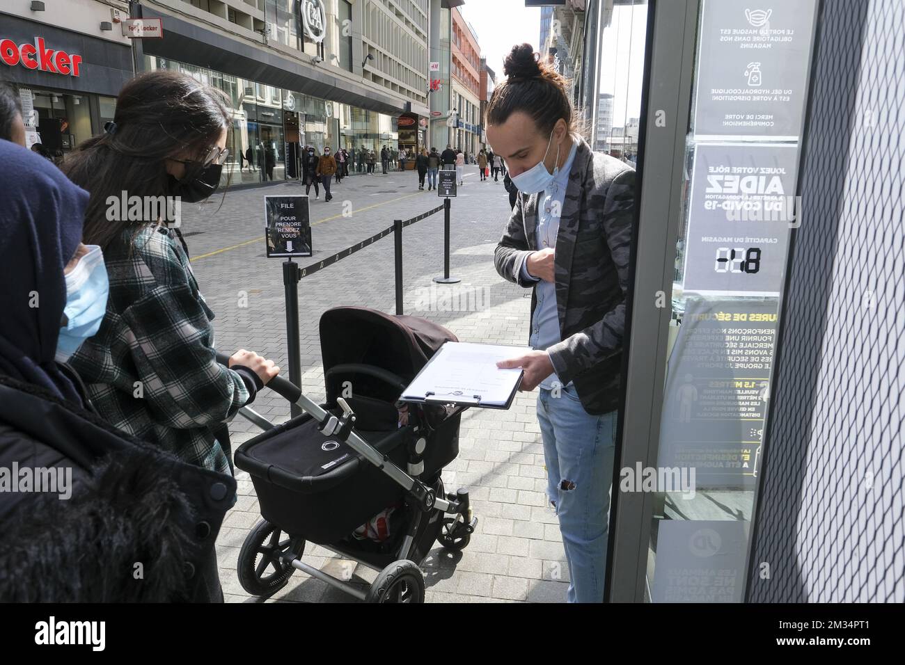 L'illustration montre de nouvelles mesures dans un magasin car un rendez-vous est requis, samedi 27 mars 2021 à Bruxelles. A partir d'aujourd'hui, les magasins non essentiels doivent fermer et ne peuvent travailler qu'avec des rendez-vous, dans le cadre des mesures de lutte contre la pandémie Covid-19 en Belgique. BELGA PHOTO NICOLAS MATERLINCK Banque D'Images