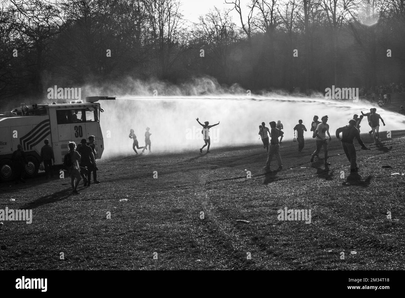 L'illustration montre un canon à eau (autopompe-waterkanon) au Bois de la Cambre - Ter Kamerenbos, à Bruxelles, le jeudi 01 avril 2021. La police locale bruxelloise a commencé l'évacuation du Bois de la Cambre. Des centaines de personnes étaient présentes dans le parc - selon certains médias même 5 000 - qui se sont présentés pour le festival de fake la Boum. Comme les mesures de la couronne n'ont pas été respectées, la police a décidé d'évacuer le parc. BELGA PHOTO HATIM KAGHAT Banque D'Images
