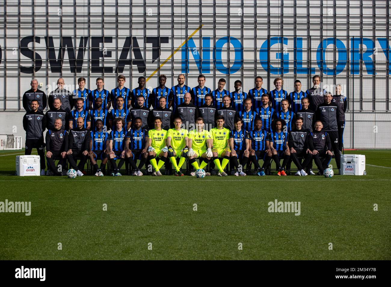 (Rang supérieur G-D) Homme matériel du Club Pascal Plovie; Homme matériel du Club Michel Dierts; 02 Eduard Sobol du Club; 28 Ignace Van Der Brempt du Club; 90 Charles de Ketelaere du Club; 05 Odilon Kossounou du Club; 27 Youssouph Badji du Club; 29 Bas Dost du Club; 20 Mitrovic du Club; Vanej du Club; 15 77 Club's Clinton Mata; 30 Club's Daniel Perez; Club's Cisse Sandra; 18 Club's Federico Ricca; Kinesist Leen Van Damme; Club's Kinesist Thomas de Jonghe; (rangée du milieu L-R); Masseur Ronny Werbrouck; entraîneur physique du Club Rodrigo de Melo; Video analist John Bessel Club; 26 tapis; 03 Club Rits Banque D'Images