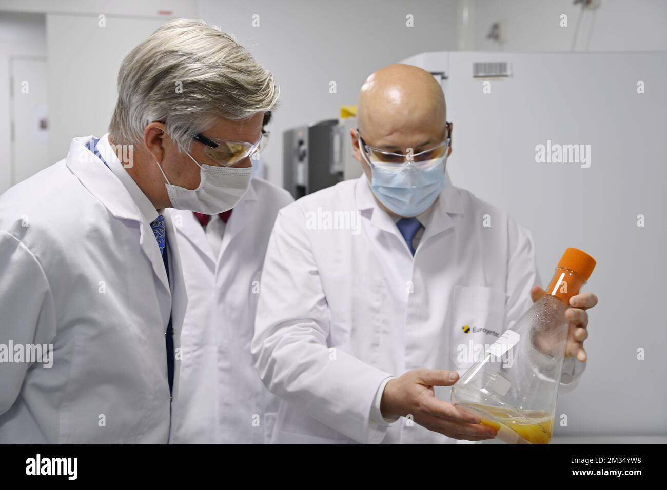 Le roi Philippe - Filip de Belgique et le président du ministre wallon Elio Di Rupo photographiés lors d'une visite royale à Eurogentec, une entreprise qui est au cœur du développement de thérapies contre le coronavirus en Belgique, à Seraing, le mercredi 28 avril 2021. Dans le domaine du diagnostic, en particulier des tests, Eurogentec est l'une des rares entreprises européennes à développer et produire des réactifs et des morceaux d'ADN pour les analyses qPCR. Le roi a un échange avec la direction sur l'importance des activités d'Eurogentec en Belgique, sur les perspectives des entreprises de biotechnologie belges et sur la cha Banque D'Images