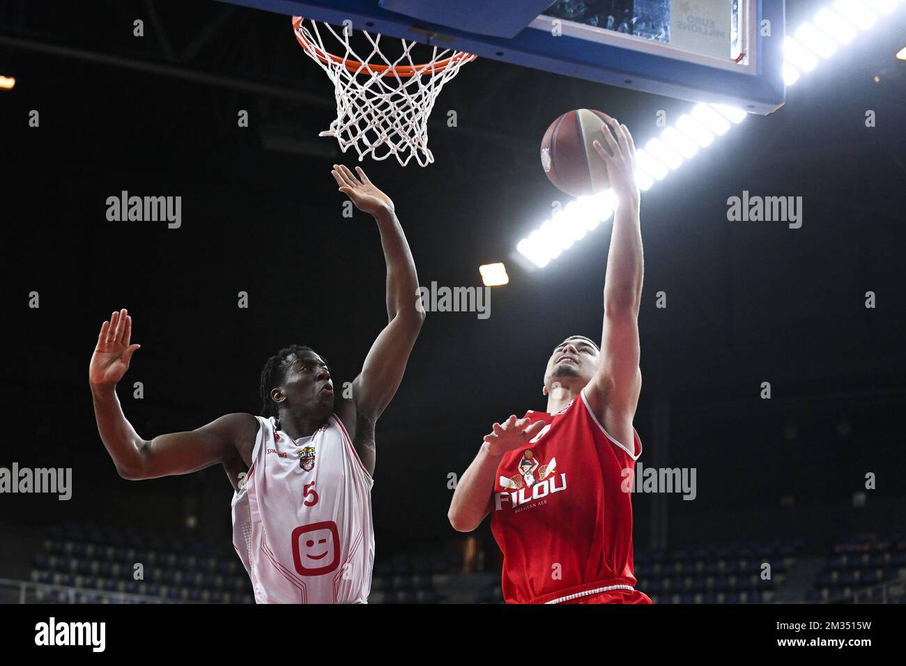 Kavell Bigby-Williams à Anvers et Servaas Buysschaert d'Ostende se battent pour le ballon lors du match de basket-ball entre Antwerp Giants et BC Oostende, dimanche 09 mai 2021 à Merksem, un match du jour 17 dans la deuxième phase des championnats de la première division du panier belge de la « EuroMillions League ». BELGA PHOTO LAURIE DIEFFEMBACQ Banque D'Images