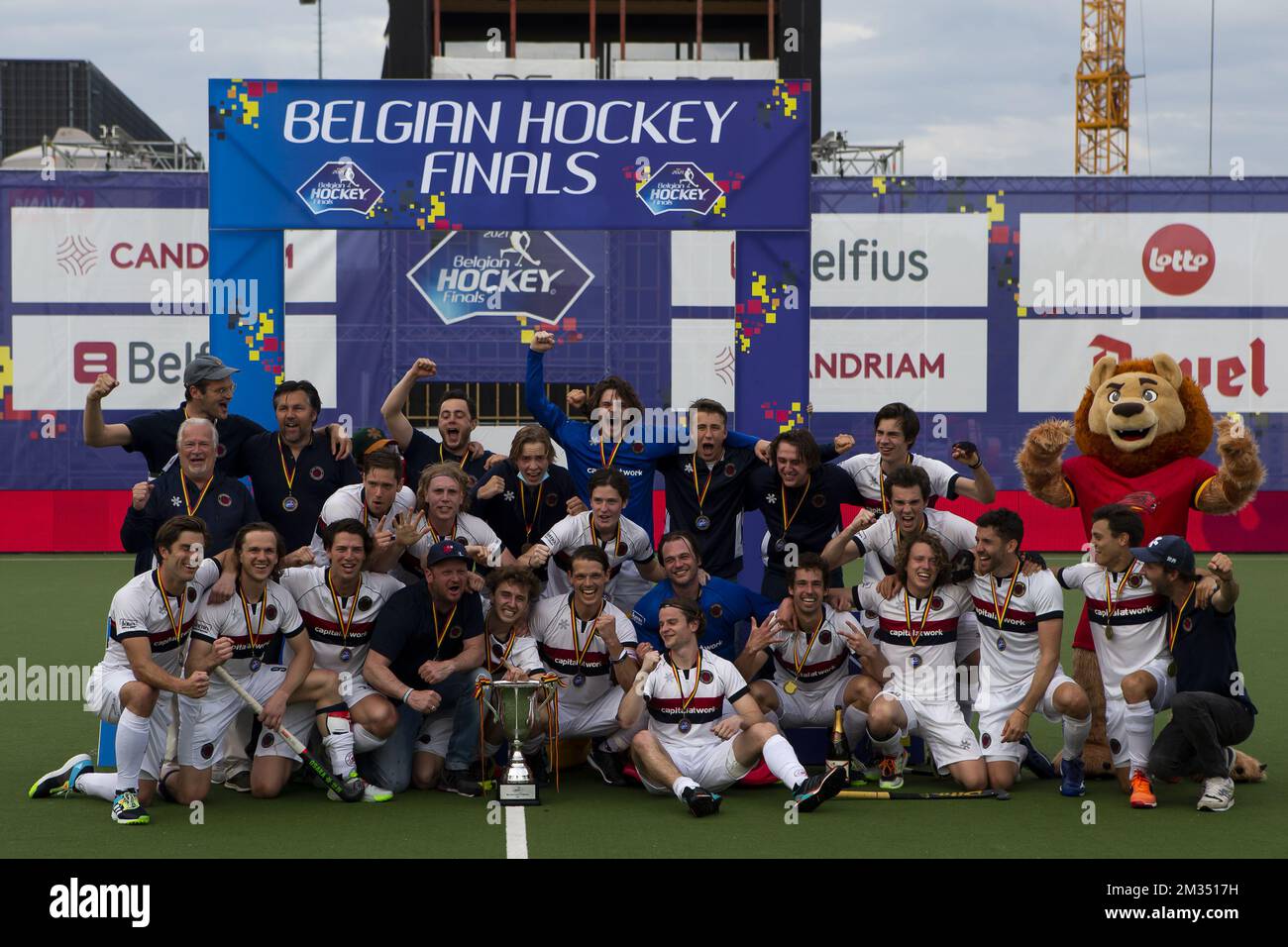 Les joueurs de dragons fêtent après avoir remporté le match de retour entre les Dragons et les Waterloo Ducks, dans la finale des matchs du championnat de hockey belge de première division, dimanche 09 mai 2021 à Anvers. BELGA PHOTO KRISTOF VAN ACCOM Banque D'Images