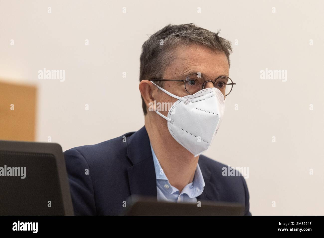 Directeur général ad Interim Bpost Dirk Tirez photographié portant un masque buccal lors d'une session de la commission pour la mobilité, les entreprises publiques et les infrastructures, mercredi 19 mai 2021, au Parlement fédéral à Bruxelles. Au cours de la session d'aujourd'hui, l'avenir du B-Post est discuté. BELGA PHOTO JAMES ARTHUR GEKIERE Banque D'Images