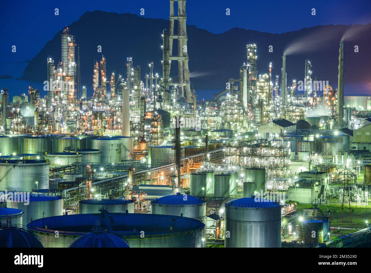 Les raffineries de pétrole s'illuminent la nuit à Wakayama, au Japon. Banque D'Images