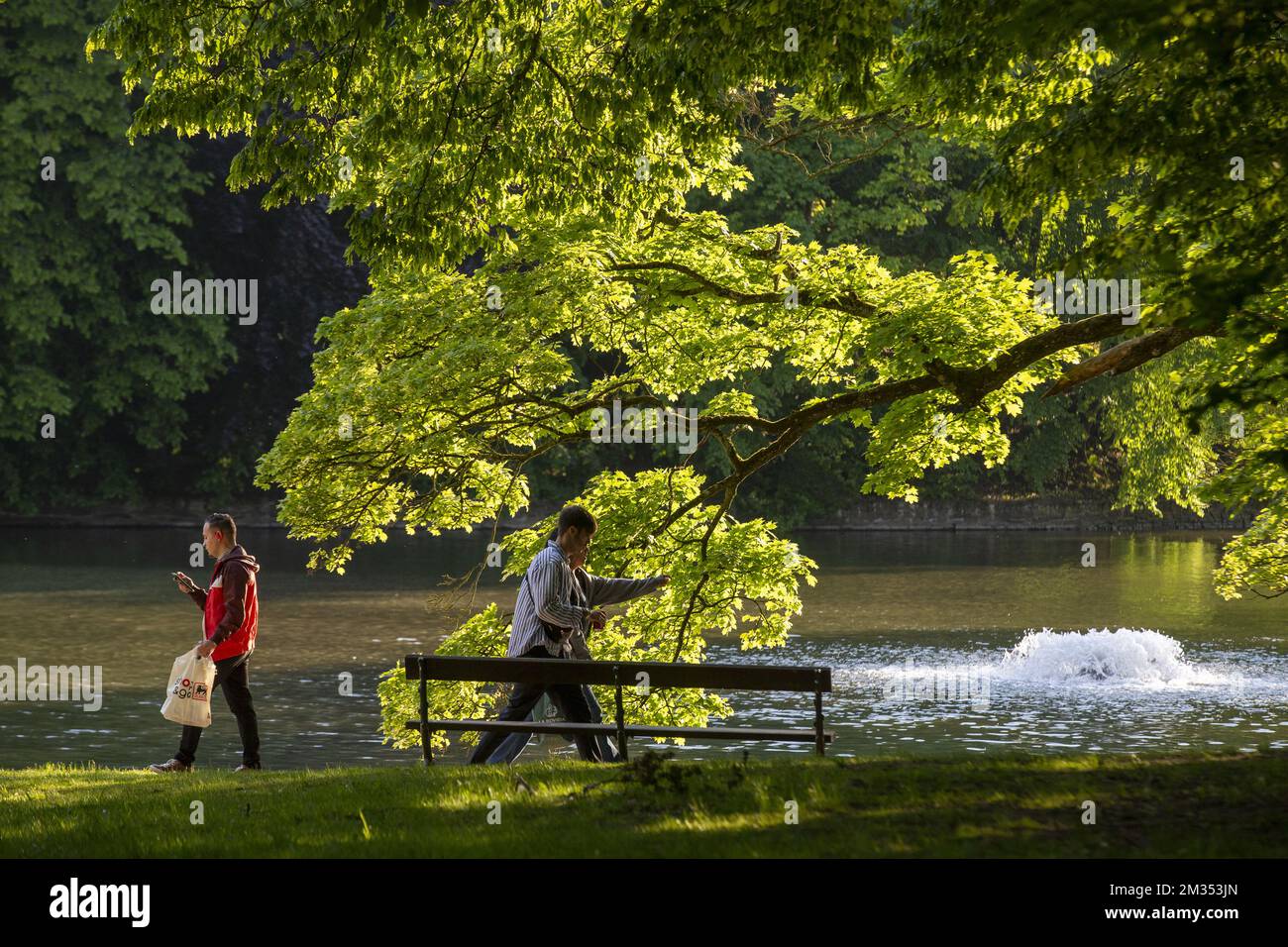 Illustration photo montre les peuples appréciant le parc car il n'y a pas de grand rassemblement aujourd'hui dans le Bois de la Cambre - Ter Kamerenbos, à Bruxelles, samedi 29 mai 2021. La police locale bruxelloise est de nouveau en attente au Bois de la Cambre. Les organisateurs l'Abime du fake festival la Boum ont appelé à une édition 'la Boum 3'. BELGA PHOTO NICOLAS MATERLINCK Banque D'Images