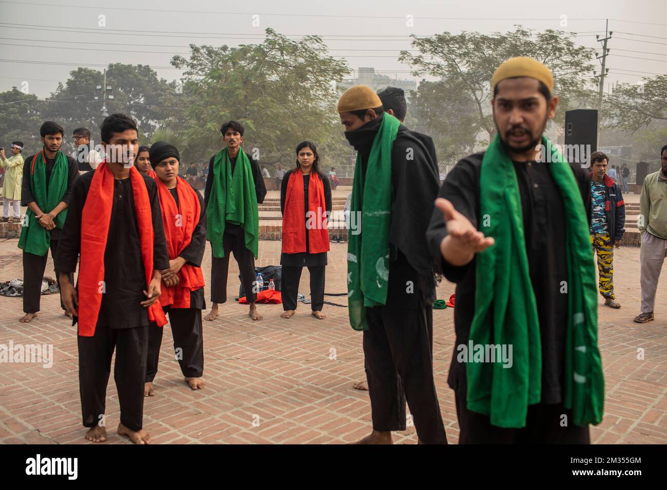 Dhaka, Bangladesh. 14th décembre 2022. Des artistes du théâtre bangladais se produisent pendant le mémorial intellectuel martyrisé. Les Bangladais ont rendu hommage aux dizaines d'intellectuels tués pendant la guerre qui a gagné l'indépendance du pays d'Asie du Sud par rapport au Pakistan. Les intellectuels ont été systématiquement tués dans l'ancien Pakistan oriental par l'armée pakistanaise et leurs collaborateurs pour mutiler la nation émergente de son peuple doué et intellectuel. (Photo de Sazzad Hossain/SOPA Images/Sipa USA) crédit: SIPA USA/Alay Live News Banque D'Images