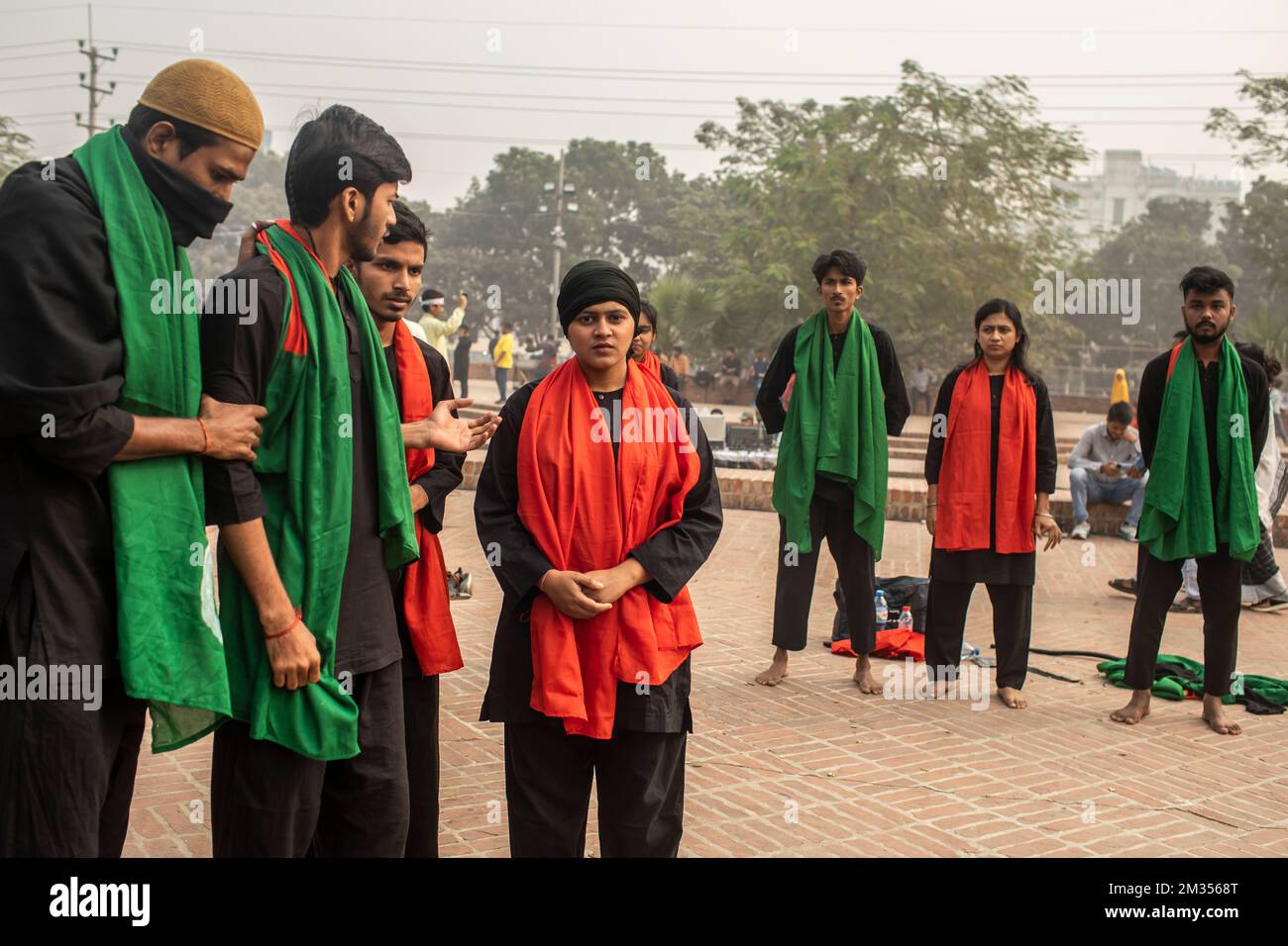 Dhaka, Bangladesh. 14th décembre 2022. Des artistes du théâtre bangladais se produisent pendant le mémorial intellectuel martyrisé. Les Bangladais ont rendu hommage aux dizaines d'intellectuels tués pendant la guerre qui a gagné l'indépendance du pays d'Asie du Sud par rapport au Pakistan. Les intellectuels ont été systématiquement tués dans l'ancien Pakistan oriental par l'armée pakistanaise et leurs collaborateurs pour mutiler la nation émergente de son peuple doué et intellectuel. (Photo de Sazzad Hossain/SOPA Images/Sipa USA) crédit: SIPA USA/Alay Live News Banque D'Images