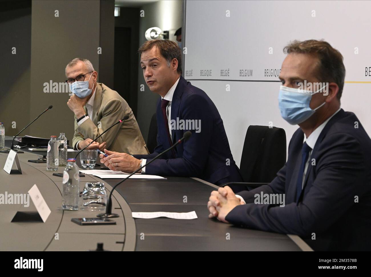 Le vice-premier ministre et ministre de la Santé publique et des Affaires sociales Frank Vandenbroucke, le premier ministre Alexander de Croo et le ministre de la Communauté allemande, Oliver Paasch, en photo lors d'une conférence de presse après une réunion du comité consultatif avec les ministres du gouvernement fédéral, des gouvernements régionaux et des gouvernements communautaires, Vendredi 18 juin 2021 à Bruxelles. La campagne de vaccination se déroule bien et les chiffres de la couronne sont en baisse rapide, de sorte que les différents gouvernements semblent enclins à desserrer les rênes un peu plus loin de 1 juillet. L'accent principal sera ensuite mis sur les plus larges Banque D'Images