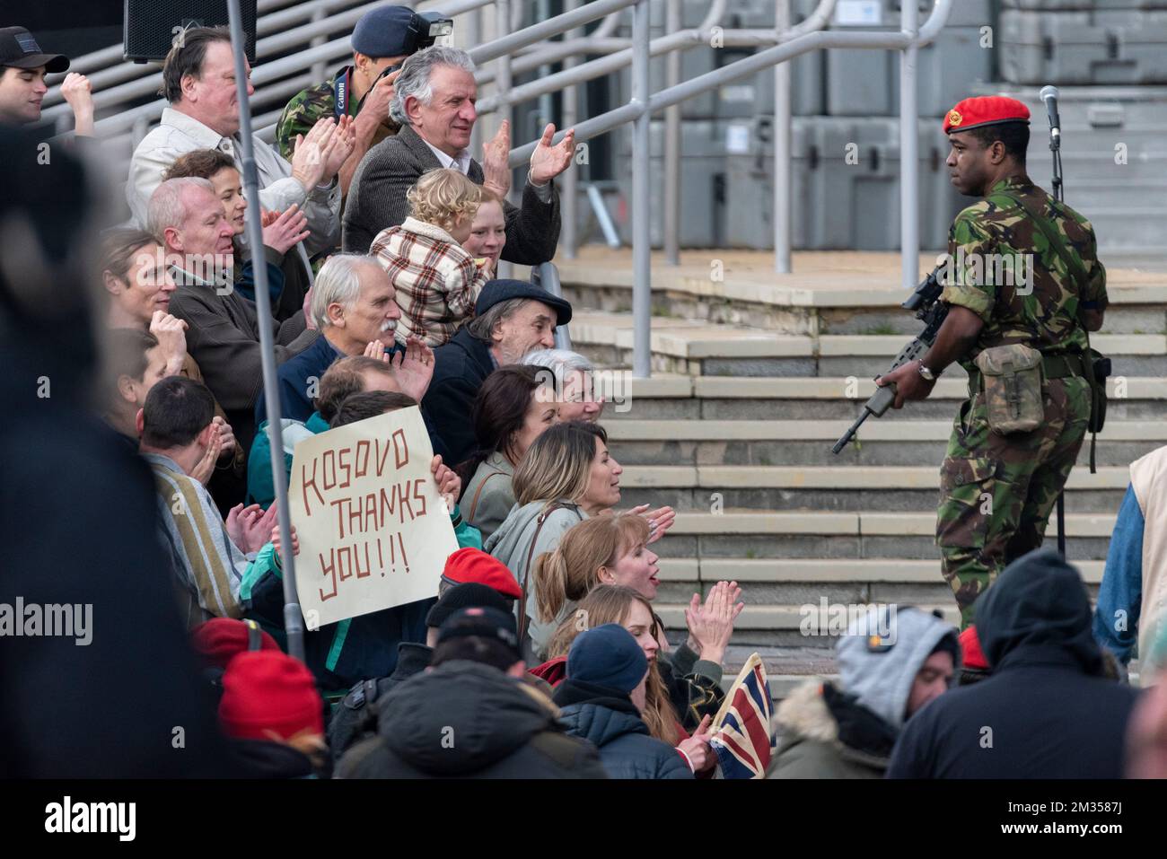 Soldat et foule kosovan pendant le tournage de la série 6 de Netflix The Crown sur place à Southend on Sea, Essex, Royaume-Uni. Pour Tony Blair au Kosovo Banque D'Images