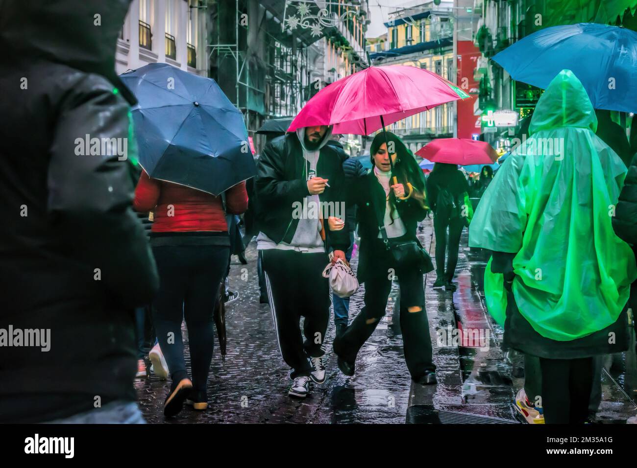 Naples, Italie - 10 décembre 2022: Lors d'une journée de pluie, les gens se promènent dans la via Toledo, la rue est surpeuplée avant Noël. Banque D'Images