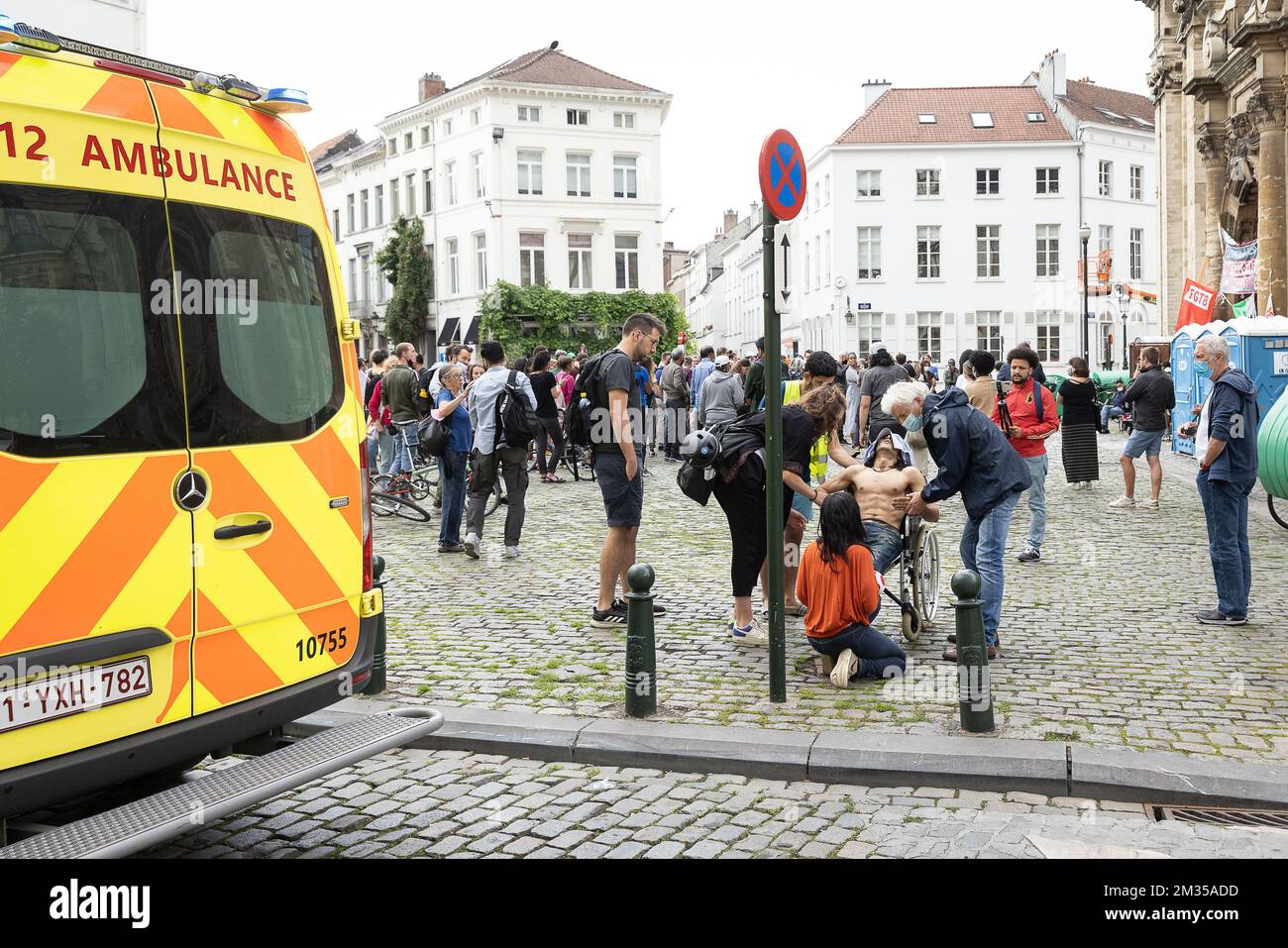 Un attaquant reçoit une aide médicale à l'église Saint-Jean-Baptiste au Béguinage - Sint-Jan Baptist Ten Begijnhokerk - Eglise Saint-Jean-Baptiste-au-Béguinage, occupée par des personnes sans papiers, à Bruxelles, le jeudi 08 juillet 2021. Certains des migrants occupant l'église ont entamé une grève de la faim depuis la fin du mois de mai pour tenter d'obtenir une régularisation de groupe. BELGA PHOTO JAMES ARTHUR GEKIERE Banque D'Images