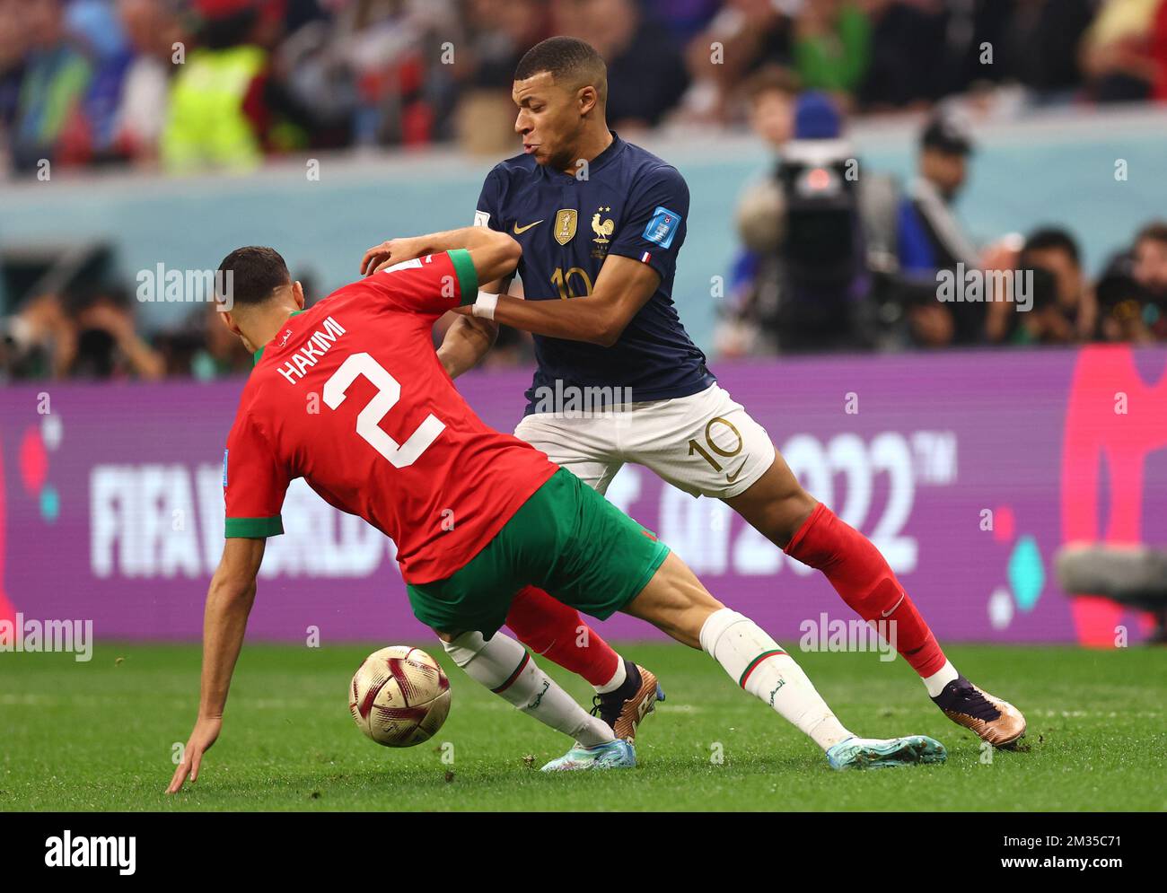 Al Khor, Qatar. 14th décembre 2022. Kylan Mbappe de France affronte Achraf Hakimi du Maroc lors du match de la coupe du monde de la FIFA 2022 au stade Al Bayt, Al Khor. Le crédit photo devrait se lire: David Klein/Sportimage crédit: Sportimage/Alay Live News Banque D'Images