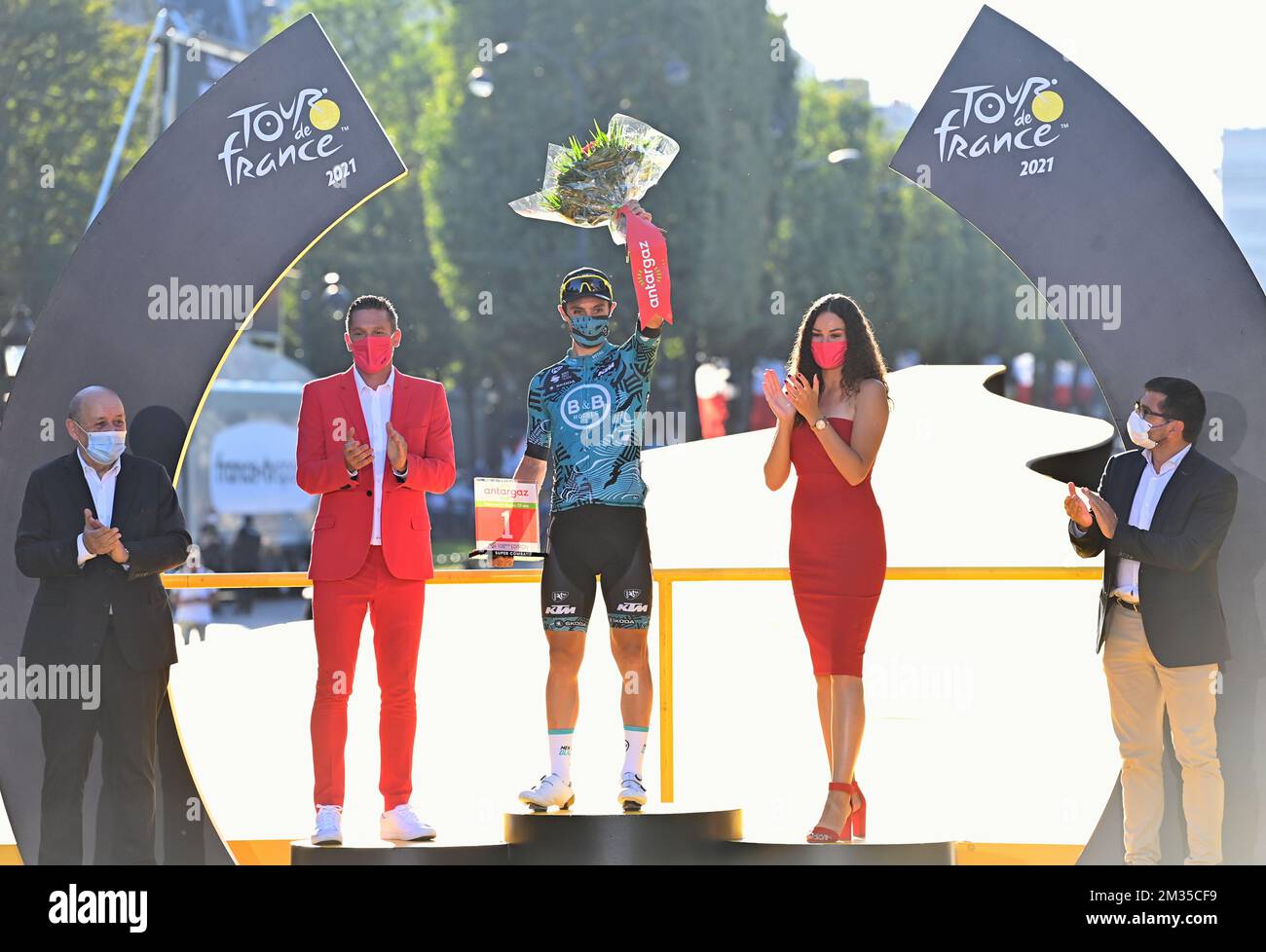 Français Franck Bonnamour de BB Hotels P/B KTM fête sur le podium avec le prix de la combativité de la 21 et dernière étape de l'édition 108th de la course cycliste Tour de France, à 108,4 km de Chatou à Paris en France, dimanche 18 juillet 2021. Le Tour de France de cette année a lieu du 26 juin au 18 juillet 2021. BELGA PHOTO DAVID STOCKMAN Banque D'Images