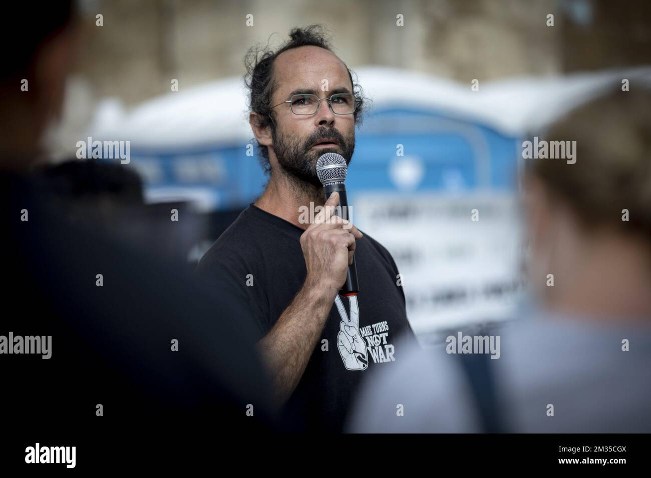 Communauté Emmaus Roya, Cédric Herrou photographié lors d'une action en faveur d'une grève de la faim par des personnes sans papiers occupant le Saint Jean Baptiste à l'église du Béguinage - Sint-Jan Baptist Ten Begijnhoferk - Eglise Saint-Jean-Baptiste-au-Béguinage à Bruxelles, lundi 19 juillet 2021. Certains des migrants occupant l'église ont entamé une grève de la faim depuis la fin du mois de mai pour tenter d'obtenir une régularisation de groupe. BELGA PHOTO HATIM KAGHAT Banque D'Images