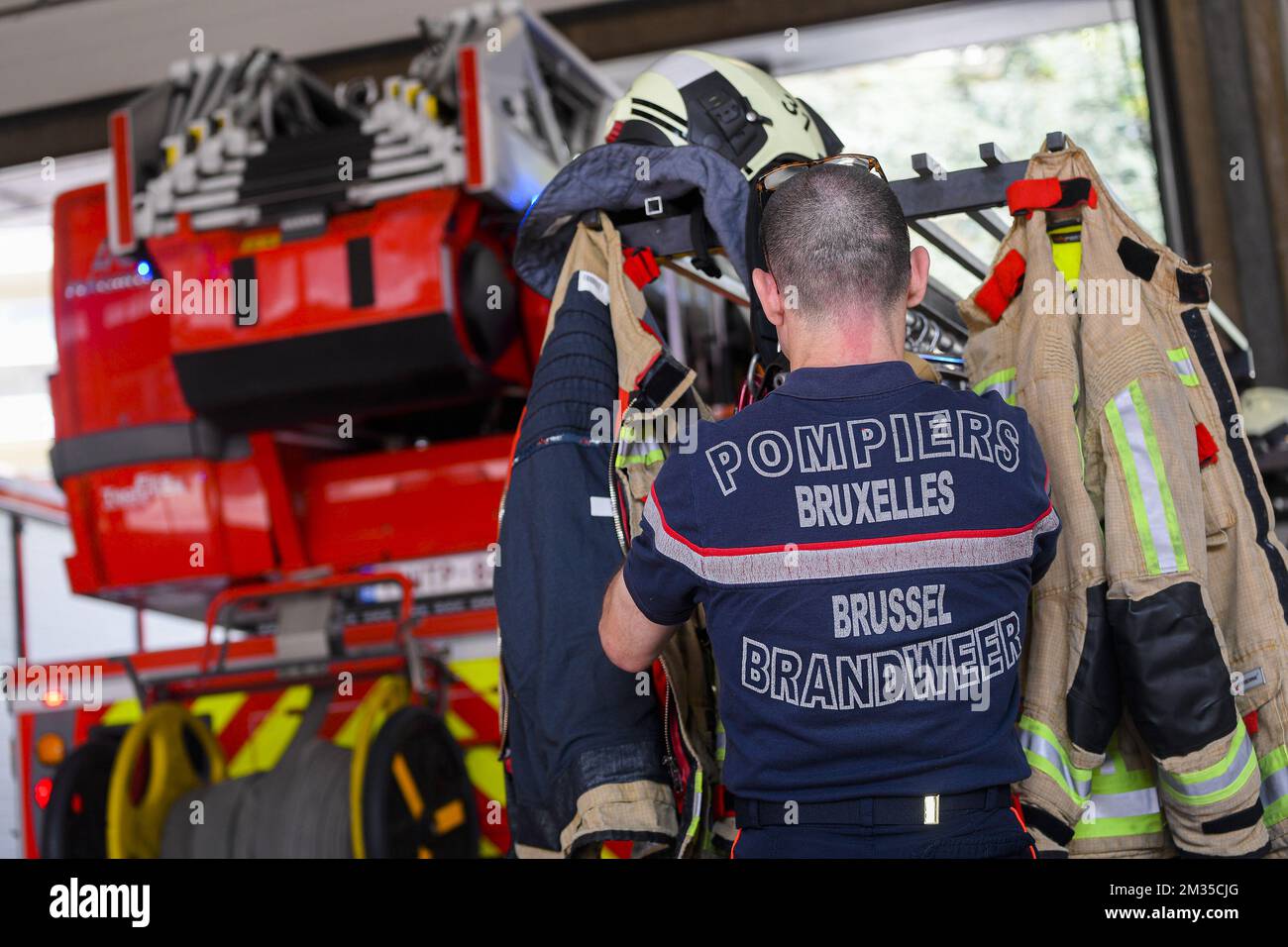 L'illustration montre une minute de silence, une partie du jour de deuil national pour les victimes des graves inondations, dans la caserne des pompiers de Bruxelles, le mardi 20 juillet 2021. Des jours de conditions météorologiques extrêmes ont dévasté certaines parties de l'est et du Sud de la Belgique. Jusqu'à présent, 31 personnes sont mortes en Belgique et 70 sont présumées disparues. BELGA PHOTO LAURIE DIEFFEMBACQ Banque D'Images