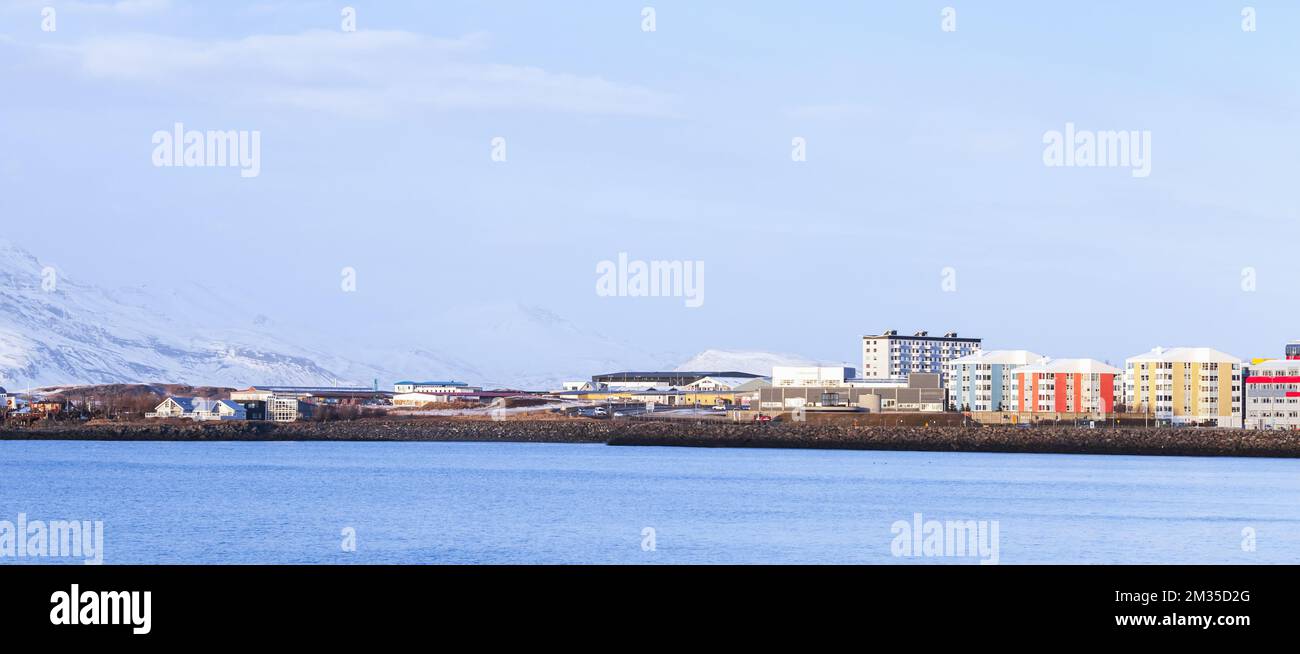 Paysage côtier panoramique avec maisons résidentielles modernes sous ciel nuageux, Reykjavik, Islande Banque D'Images