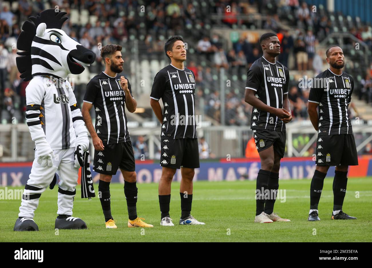 La mascotte zébrée de Charleroi, Ali Gholizadeh de Charleroi, Ryota Morioka de Charleroi, Chris Bedia de Charleroi et Marco Ilaimaharitra de Charleroi, photographiés au début d'un match de football entre Sporting Charleroi et Sint-Truidense VV, samedi 31 juillet 2021 à Charleroi, Le 2 e jour de la première division du championnat belge de la « Jupiler Pro League » 2021-2022. BELGA PHOTO VIRGINIE LEFOUR Banque D'Images