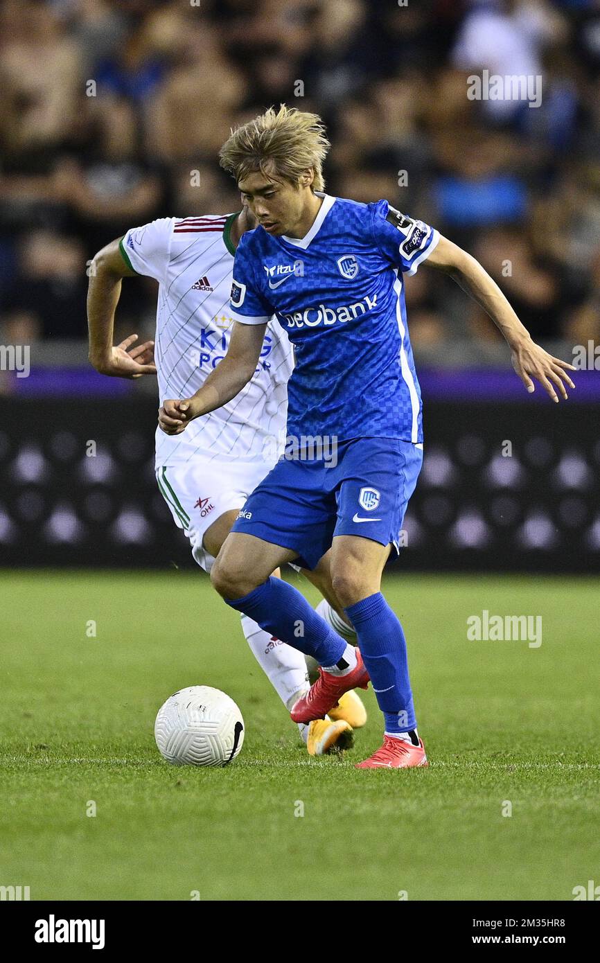 Junya Ito de Genk se bat pour le ballon lors d'un match de football entre KRC Genk et Oud