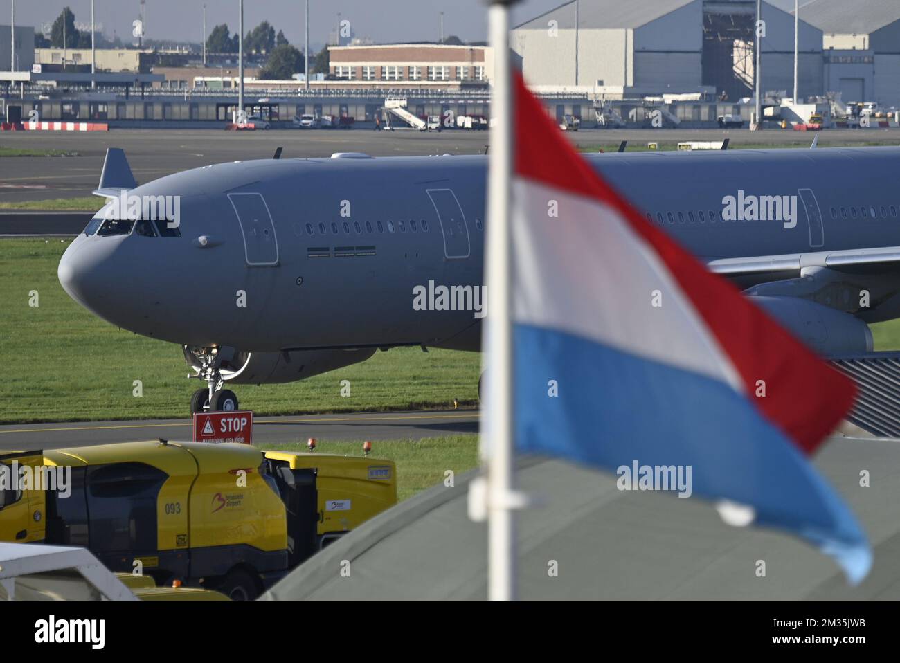 L'illustration montre un drapeau des pays-Bas à l'arrivée d'un avion militaire Airbus A330 MRTT transportant des personnes évacuées d'Afghanistan, à l'aéroport militaire de Melsbroek, le mercredi 25 août 2021. La mission d'évacuation militaire belge « l'opération Red Kite » transporte des avions de défense entre la capitale pakistanaise Islamabad et Kaboul en Afghanistan, pour faire sortir les Belges et leurs familles, mais aussi les Afghans, comme les interprètes, les fixateurs et les employés des organisations de défense des droits de l'homme, en toute sécurité hors d'Afghanistan. BELGA PHOTO ERIC LALMAND Banque D'Images