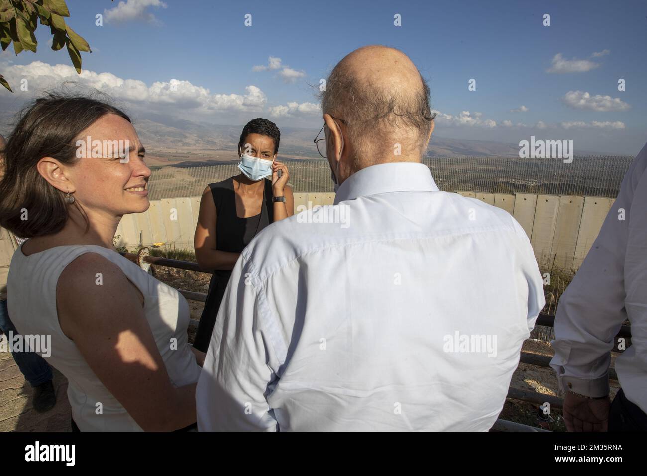 Le docteur Kamel Mohanna, fondateur et président de l'ONG AMEL (R) et ministre de la coopération au développement Meryame Kitir (C), parle lors d'une visite à la ligne bleue, la ligne de démarcation entre le Liban et les hauteurs du Golan, près d'Israël, Partie d'une visite de travail de six jours en Jordanie et au Liban du ministre belge de la coopération Kitir, jeudi 23 septembre 2021. BELGA PHOTO NICOLAS MATERLINCK Banque D'Images