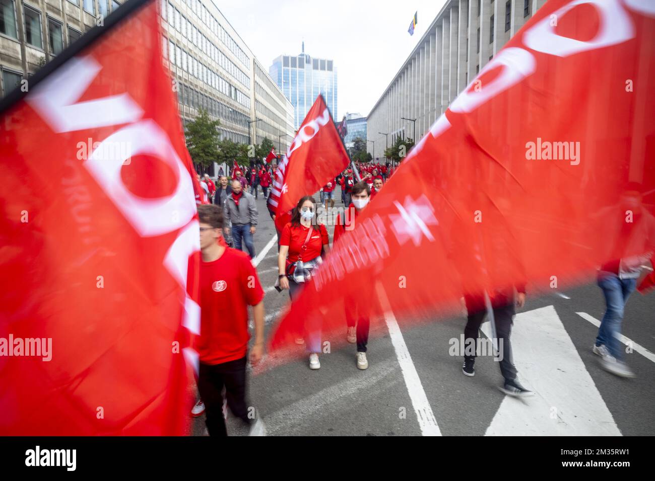 Des gens assistent à une manifestation des membres du syndicat socialiste FGTB-ABVV, à Bruxelles, le vendredi 24 septembre 2021, pour protester contre la loi sur les normes salariales. Le syndicat socialiste veut faire pression sur le gouvernement pour qu'il modifie la loi sur les normes salariales, qui devrait maintenir les coûts salariaux dans le secteur privé en contrôle pour protéger la compétitivité des entreprises dans les pays voisins. BELGA PHOTO HATIM KAGHAT Banque D'Images