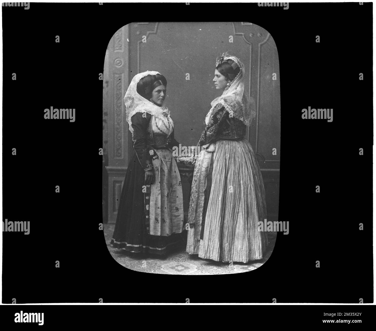 Grèce. Corfou. Femmes grecques, vêtements et tenues. Collection Nicholas Catsimpolas Banque D'Images