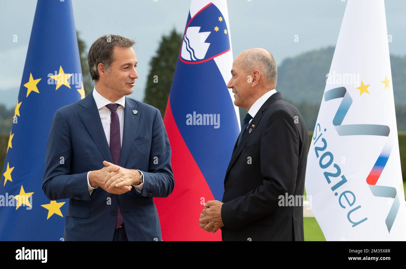 Le Premier ministre slovène, M. Alexander de Croo, est accueilli par le Premier ministre slovène, M. Janez Janza, lors de l'arrivée des chefs de délégation au château de Brdo pour le sommet UE-Balkans occidentaux, à Brdo pri Kranju, à Kranj, en Slovénie, le mardi 05 octobre 2021. BELGA PHOTO BENOIT DOPPAGNE Banque D'Images