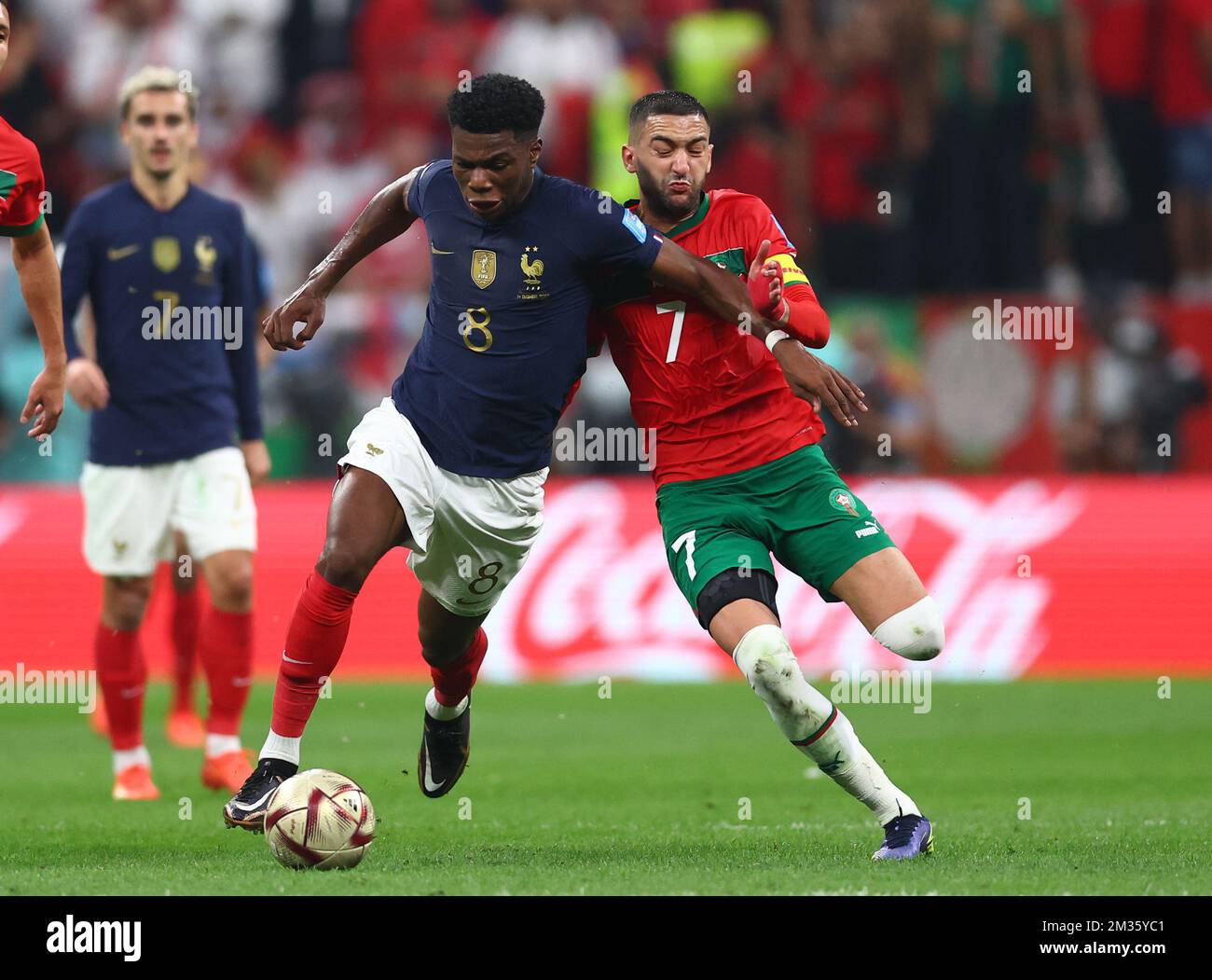 Al Khor, Qatar. 14th décembre 2022. Aurélien Tchouameni de France se porte aux défenses de Hakim Ziyach du Maroc lors du match de la coupe du monde de la FIFA 2022 au stade Al Bayt, Al Khor. Le crédit photo devrait se lire: David Klein/Sportimage crédit: Sportimage/Alay Live News Banque D'Images