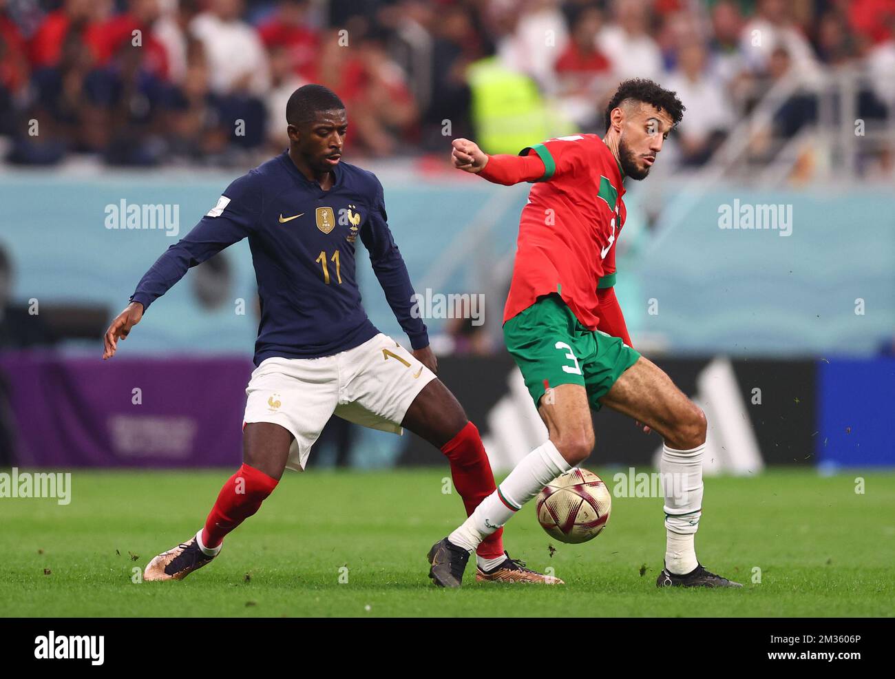 Al Khor, Qatar. 14th décembre 2022. Ousmane Dembele, de France, s'attaque à Noussair Mazraqui, du Maroc, lors du match de la coupe du monde de la FIFA 2022 au stade Al Bayt, Al Khor. Le crédit photo devrait se lire: David Klein/Sportimage crédit: Sportimage/Alay Live News Banque D'Images