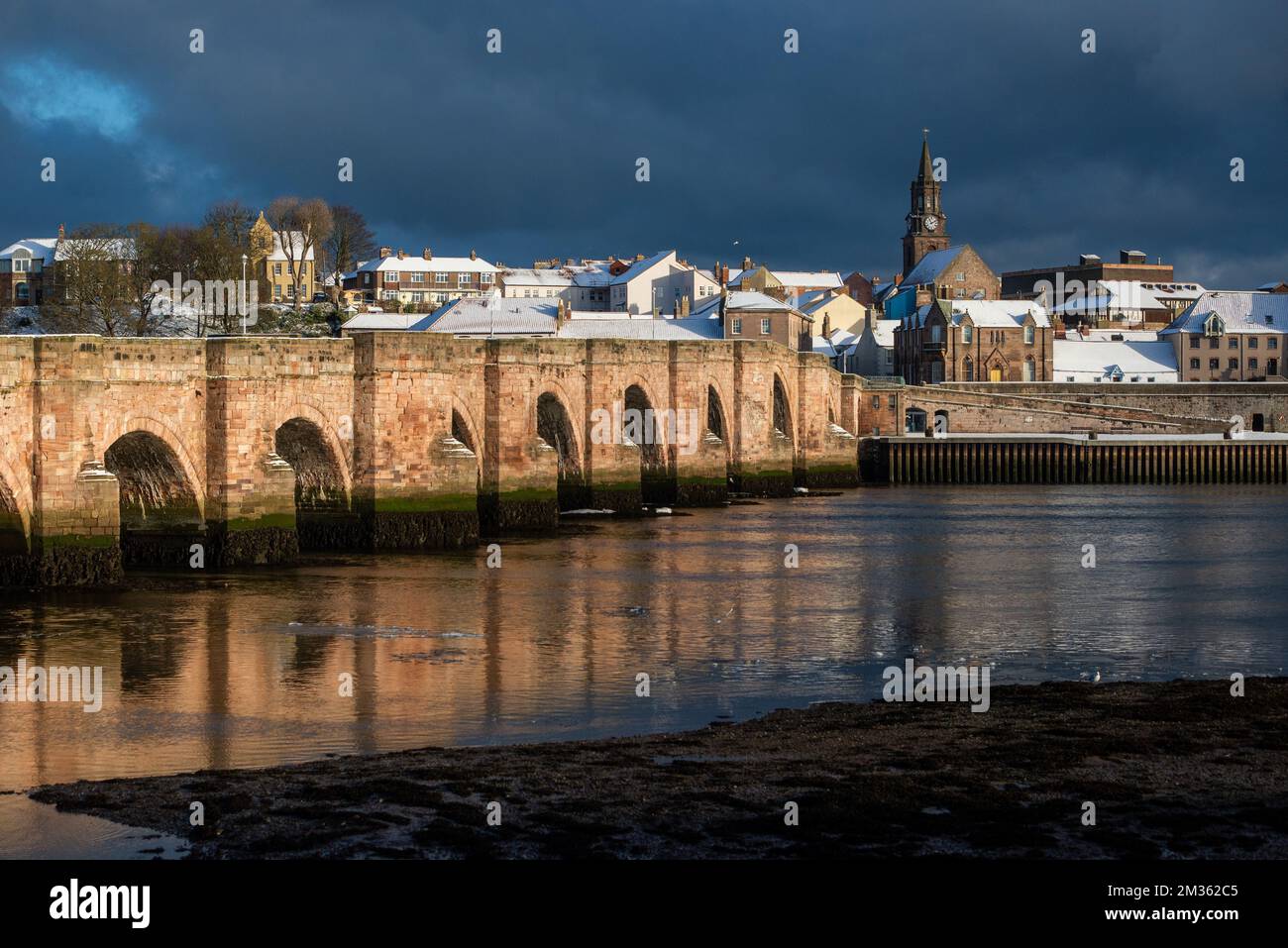 Berwick upon Tweed une journée d'hiver en regardant de l'autre côté de la rivière vers le Guildhall avec le vieux pont de 15 arches enjambant la rivière Banque D'Images