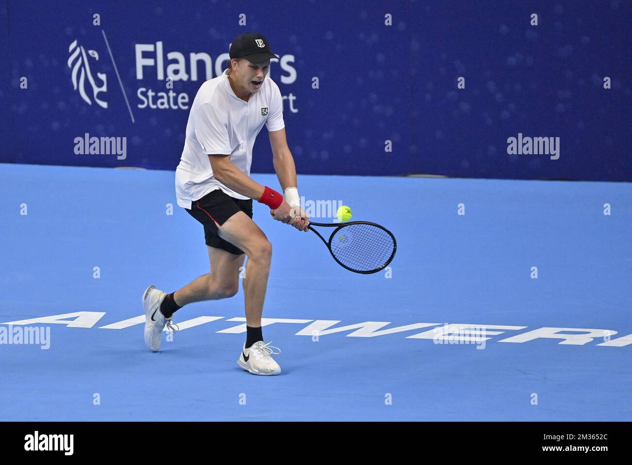 US Jenson Brooksby photographié lors d'un match entre US Brooksby et Slovakian Gombos, lors de la première partie du tournoi européen Open de tennis ATP, à Anvers, le lundi 18 octobre 2021. BELGA PHOTO DIRK WAEM Banque D'Images